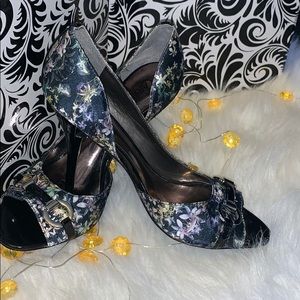 NWOT Floral with silver accent and peep toe heels